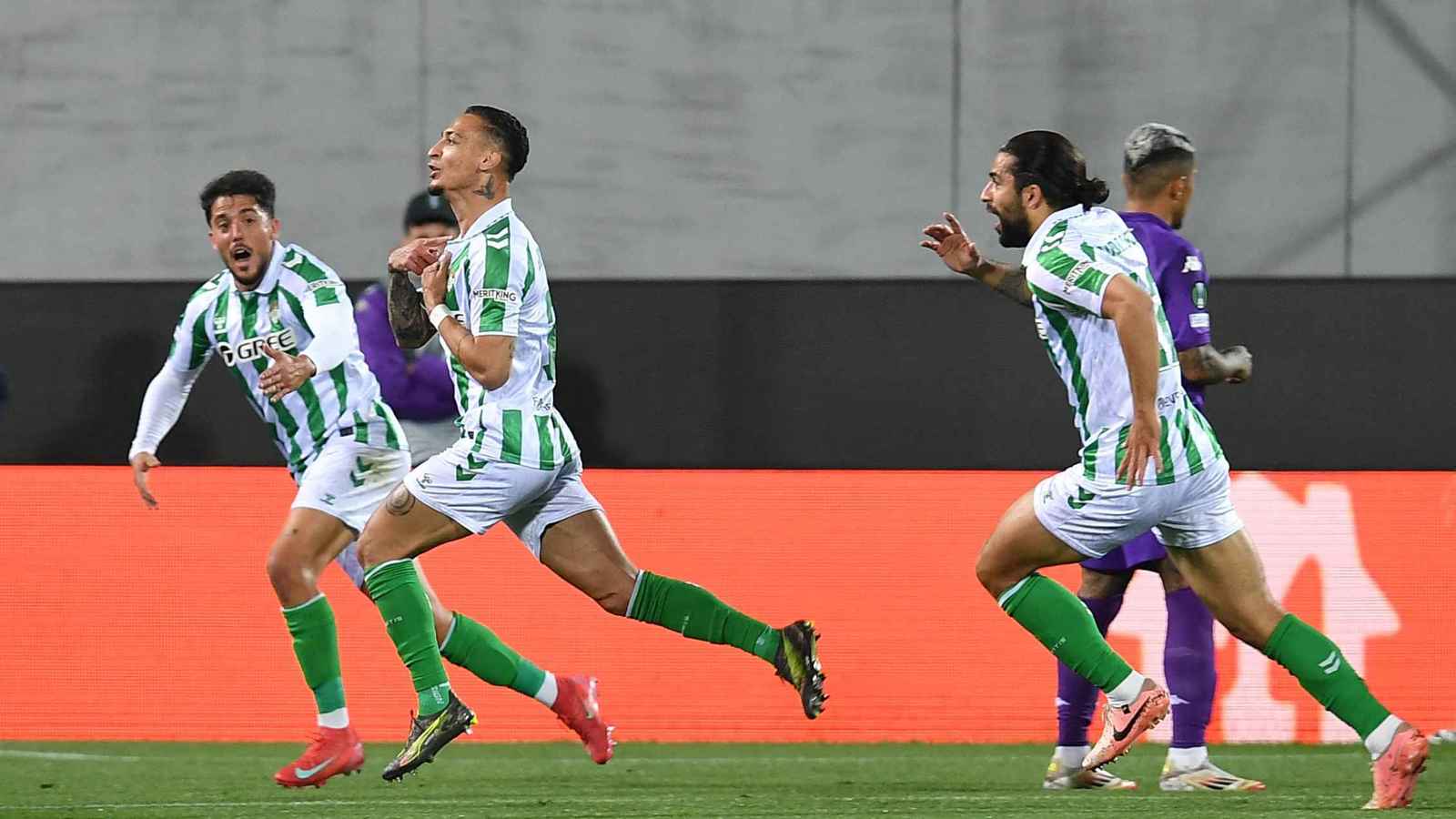 هدف خرافي لنجم ريال بيتيس في دوري المؤتمر الأوروبي (فيديو)