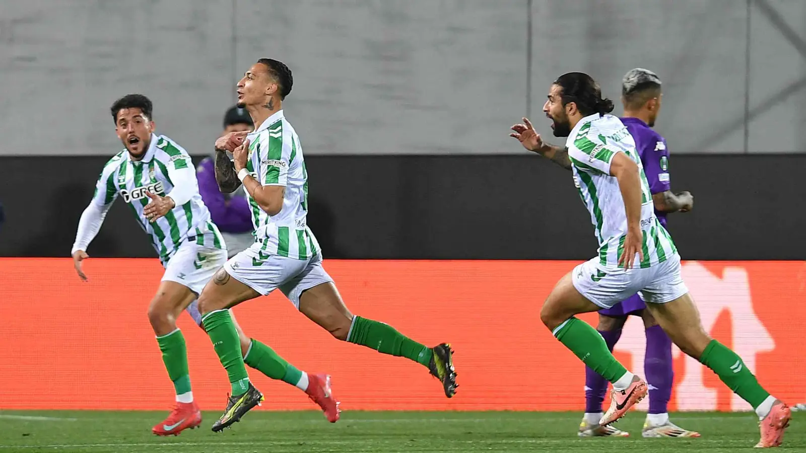 هدف خرافي لنجم ريال بيتيس في دوري المؤتمر الأوروبي (فيديو)