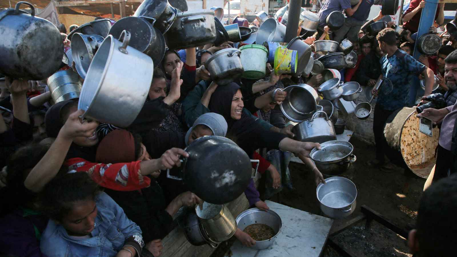 منحتهم 3 بدائل.. قناة عبرية تطالب سكان غزة بالتخلي عن الدقيق