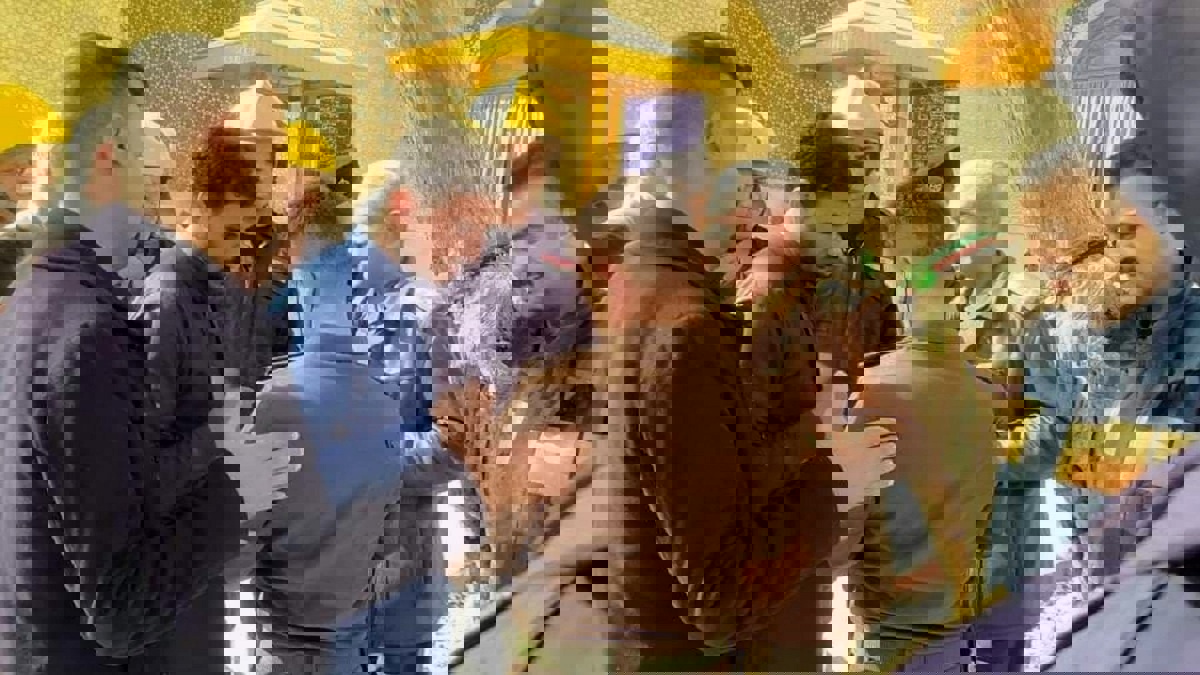 العراق.. إنقاذ طفل ووالده سقطا في بئر داخل مرقد ديني