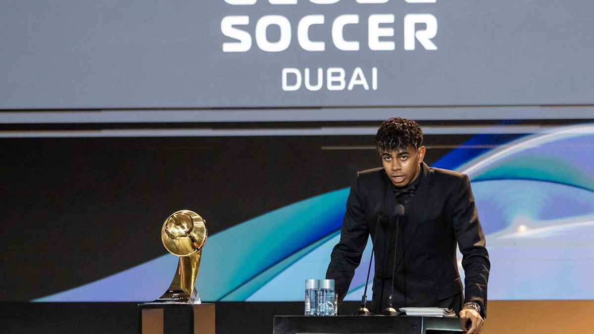 يبدو مستاء.. رد فعل يامال لحظة تتويج بيلينغهام بجائزة "غلوب سوكر" (فيديو)