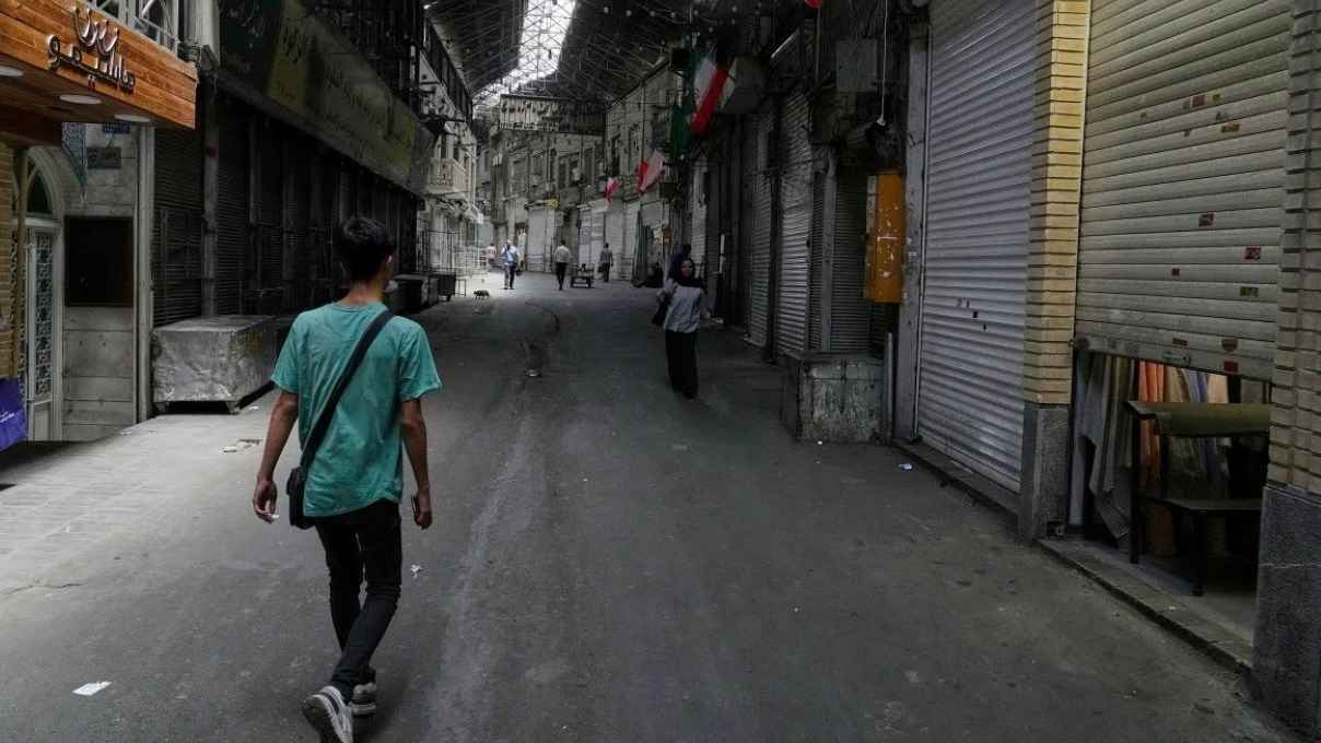 اشتباه بمرتدي القبعات والنظارات.. جنون الارتياب من الموساد يُفزع الإيرانيين