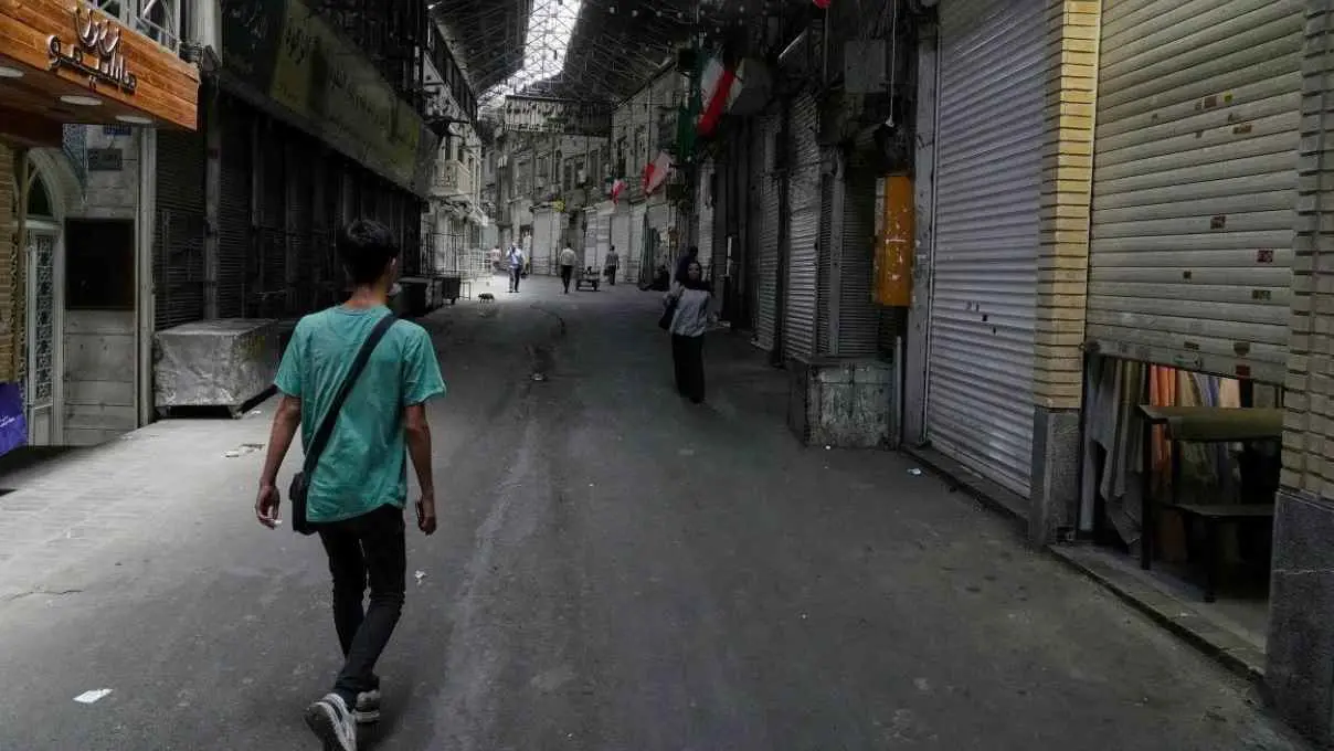 اشتباه بمرتدي القبعات والنظارات.. جنون الارتياب من الموساد يُفزع الإيرانيين