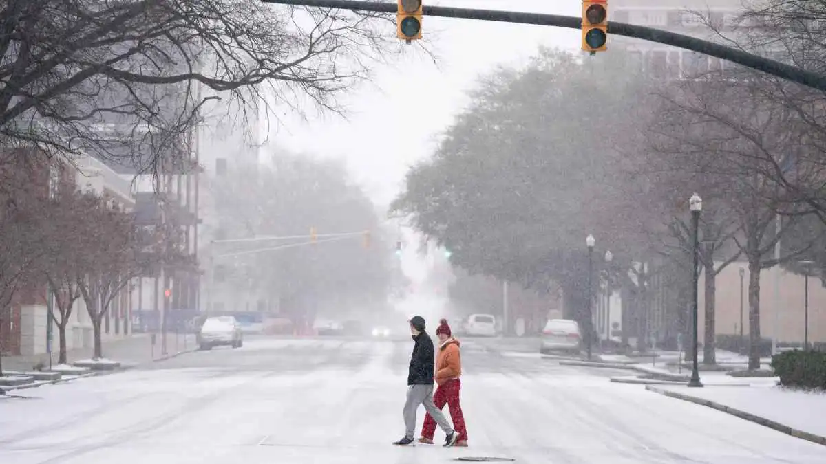 إلغاء مئات الرحلات الجوية جراء العاصفة الشتوية في أمريكا