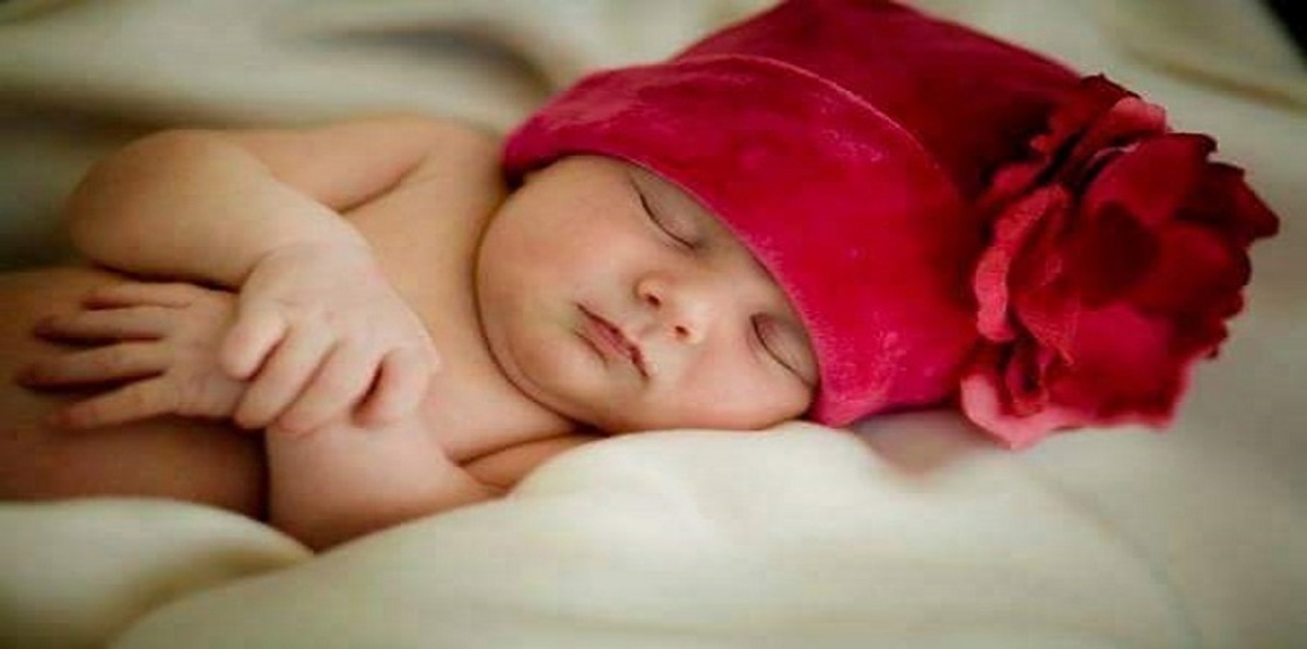 دراسة: نوم الرضع على ظهورهم يحميهم من خطر الموت