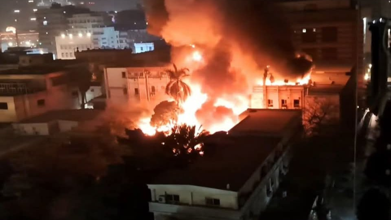 حريق ضخم في مبنى المعامل المركزية لوزارة الصحة المصرية (صور)