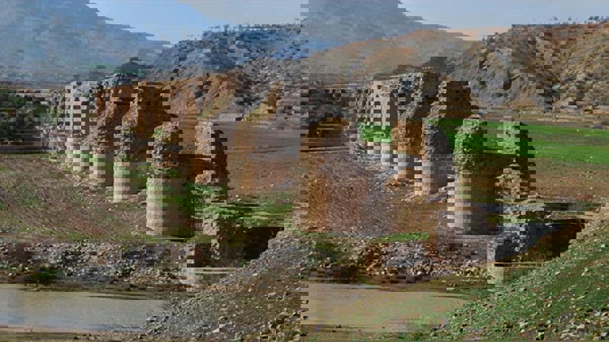 مسؤول إيراني: الفيضانات دمرت 80 موقعًا تاريخيًا وسياحيًا غرب البلاد (صور)