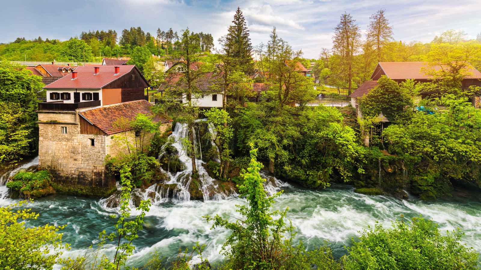 "جوهرة مخفية".. تعرَّف على القرية التي بُنيت فوق 23 شلالًا