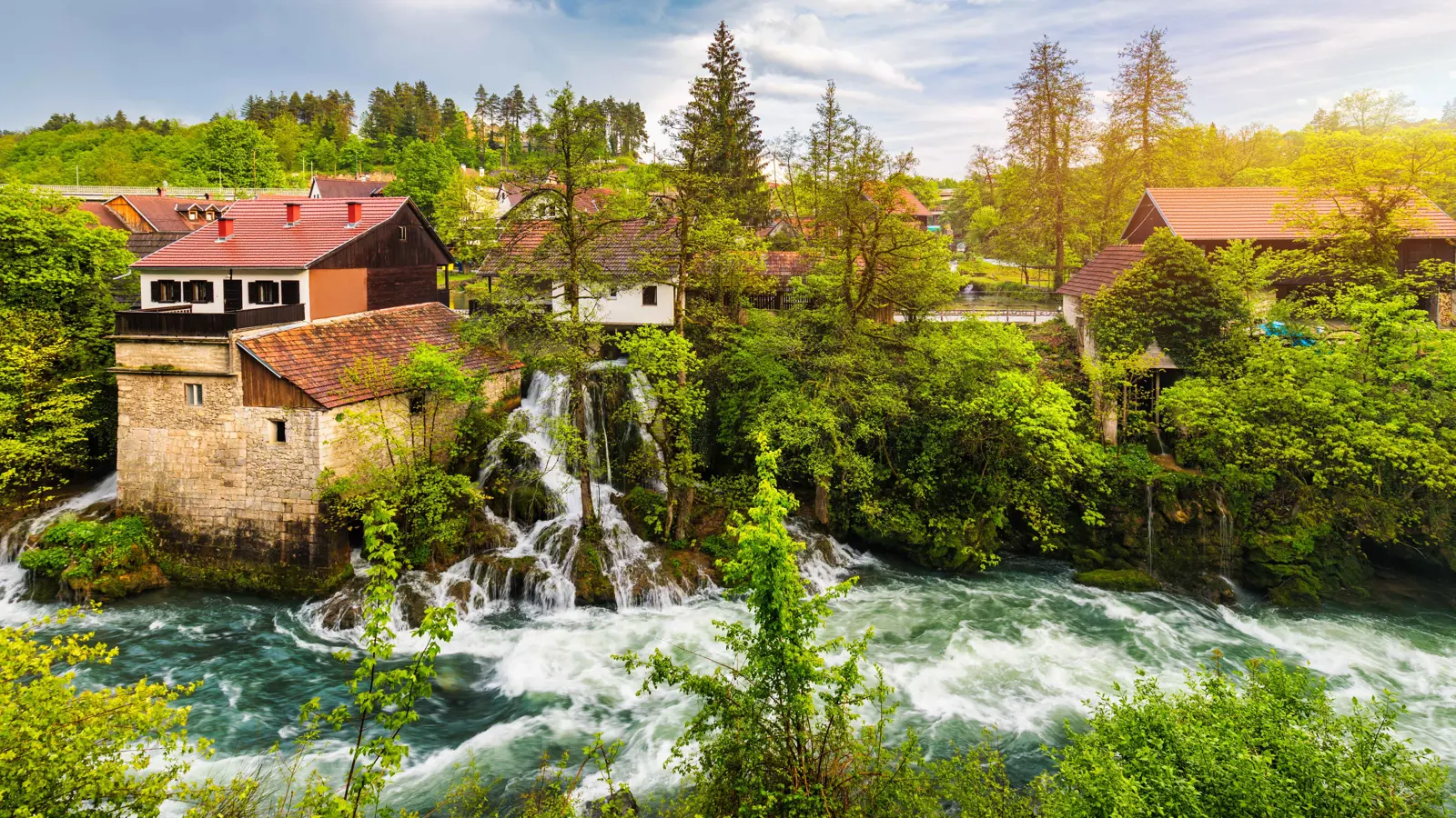 "جوهرة مخفية".. تعرَّف على القرية التي بُنيت فوق 23 شلالًا