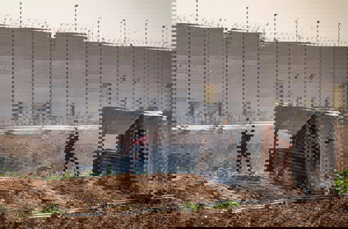 "حياة بدائية".. نازحو غزة يتدفؤون بإشعال أنقاض منازلهم