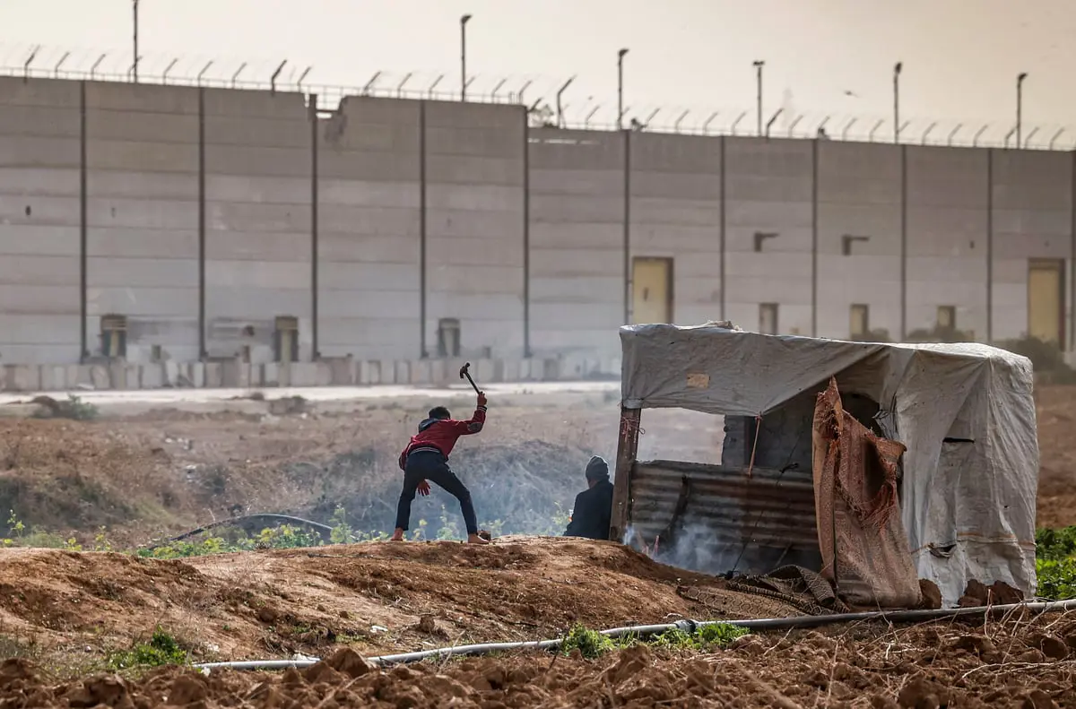 "حياة بدائية".. نازحو غزة يتدفؤون بإشعال أنقاض منازلهم