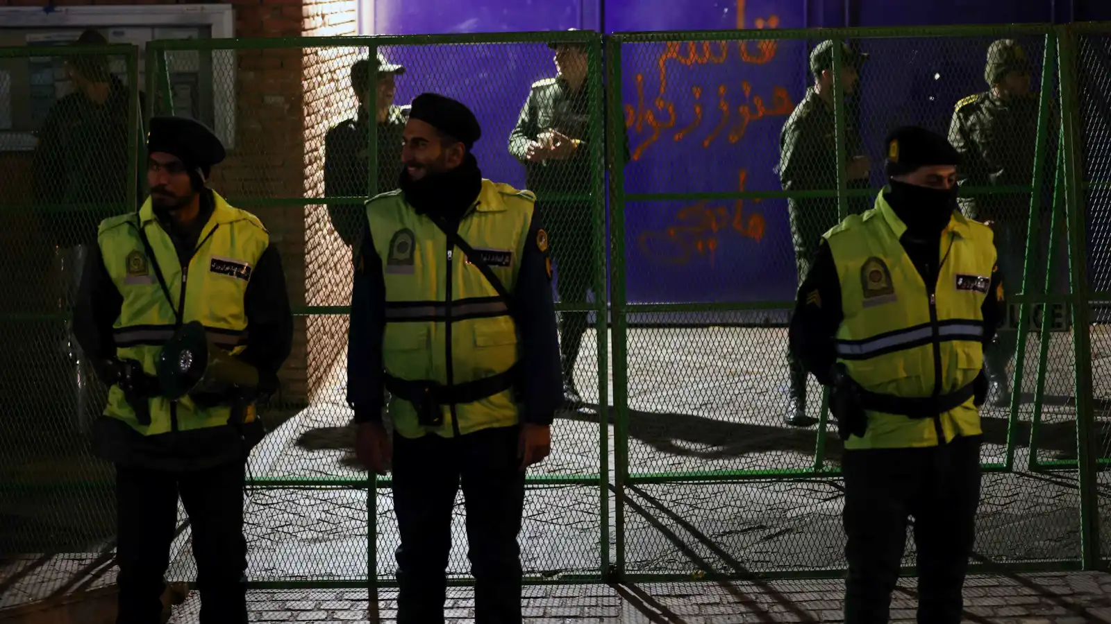 إيران.. مقتل ضابط شرطة والإطاحة بخلية "إرهابية"