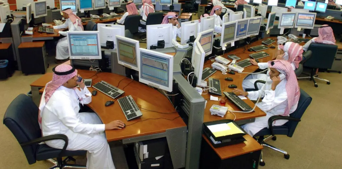 السعودية تمنع العمل أكثر من 8 ساعات في القطاع الخاص