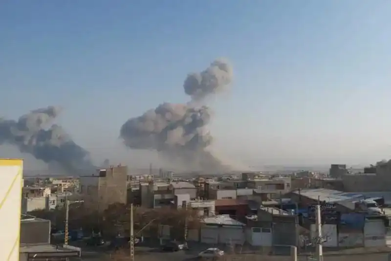 دخان يتصاعد إثر غارات على محافظة أذربيجان الإيرانية