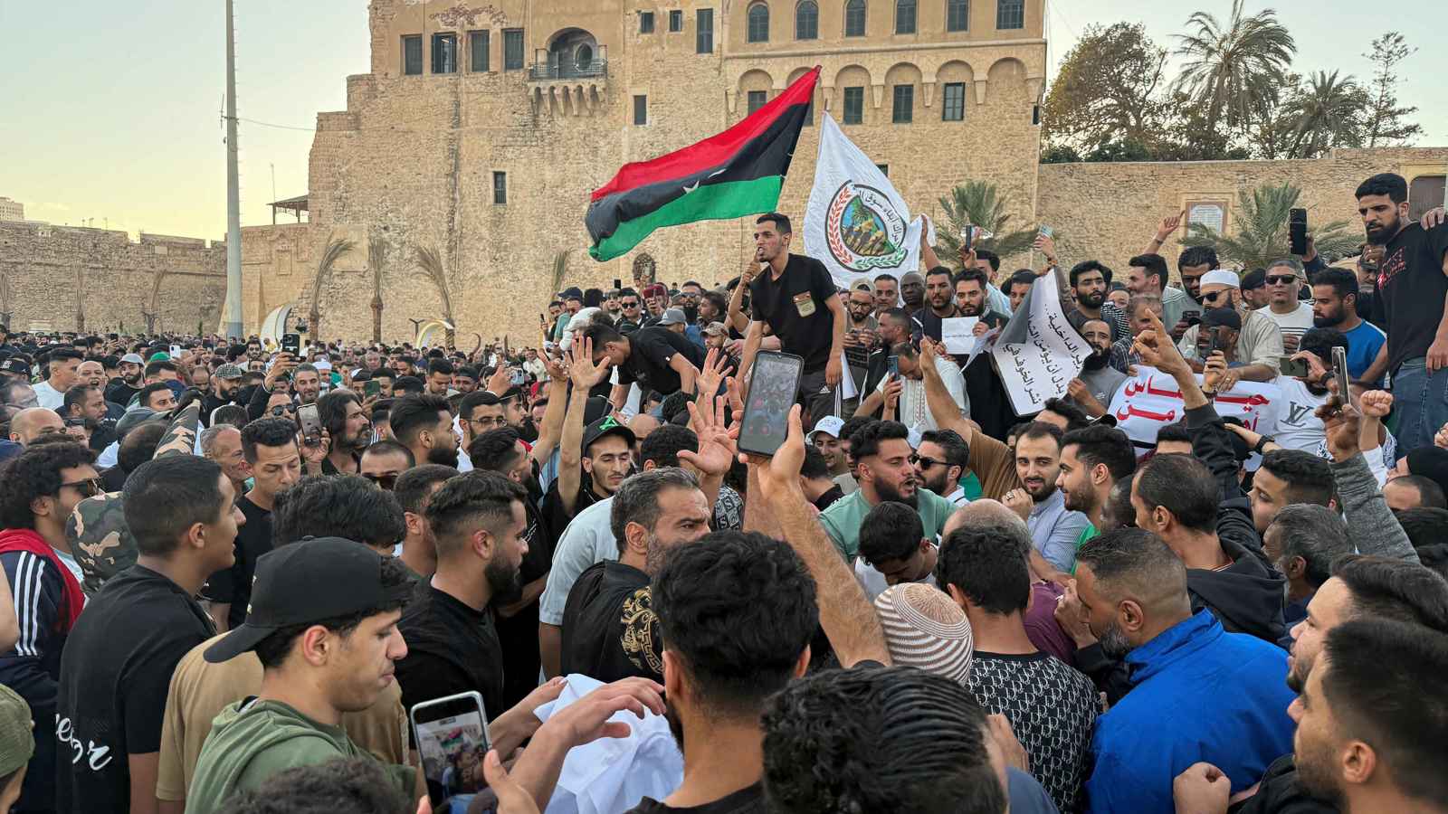 الإعلان عن "لجنة هدنة" في طرابلس.. والسفارة الأمريكية تعلق