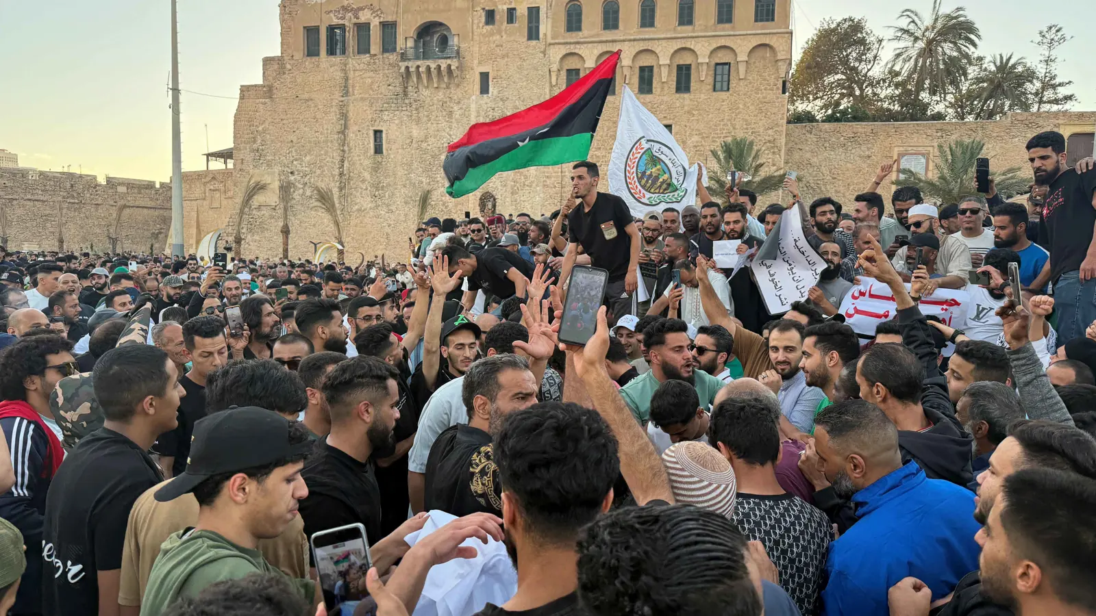 الإعلان عن "لجنة هدنة" في طرابلس.. والسفارة الأمريكية تعلق