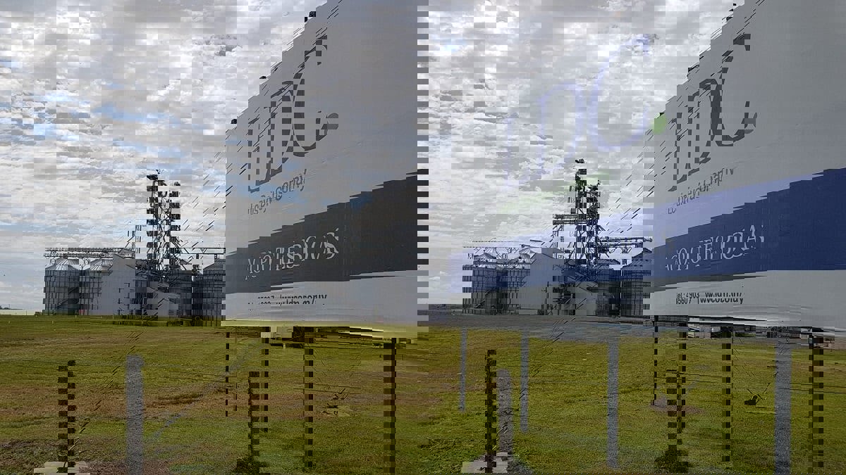 بلومبرج: لويس دريفوس تجري محادثات لبيع حصة لصندوق ثروة سيادي لأبوظبي