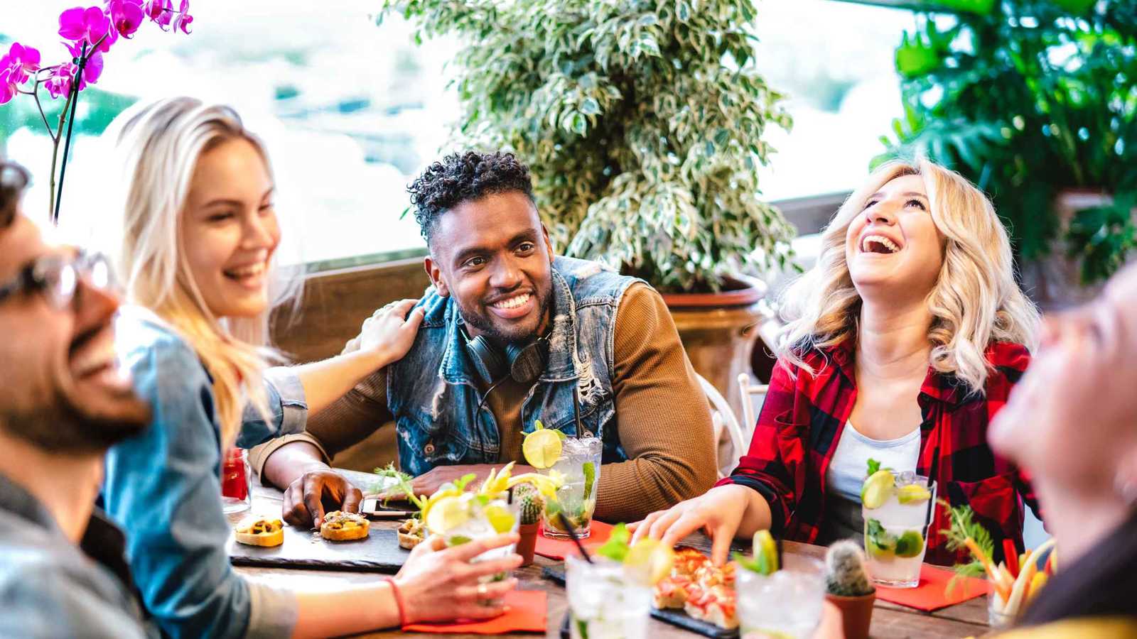 العلم يؤيده.. جيل Z يحدد الوقت الأمثل لتناول العشاء