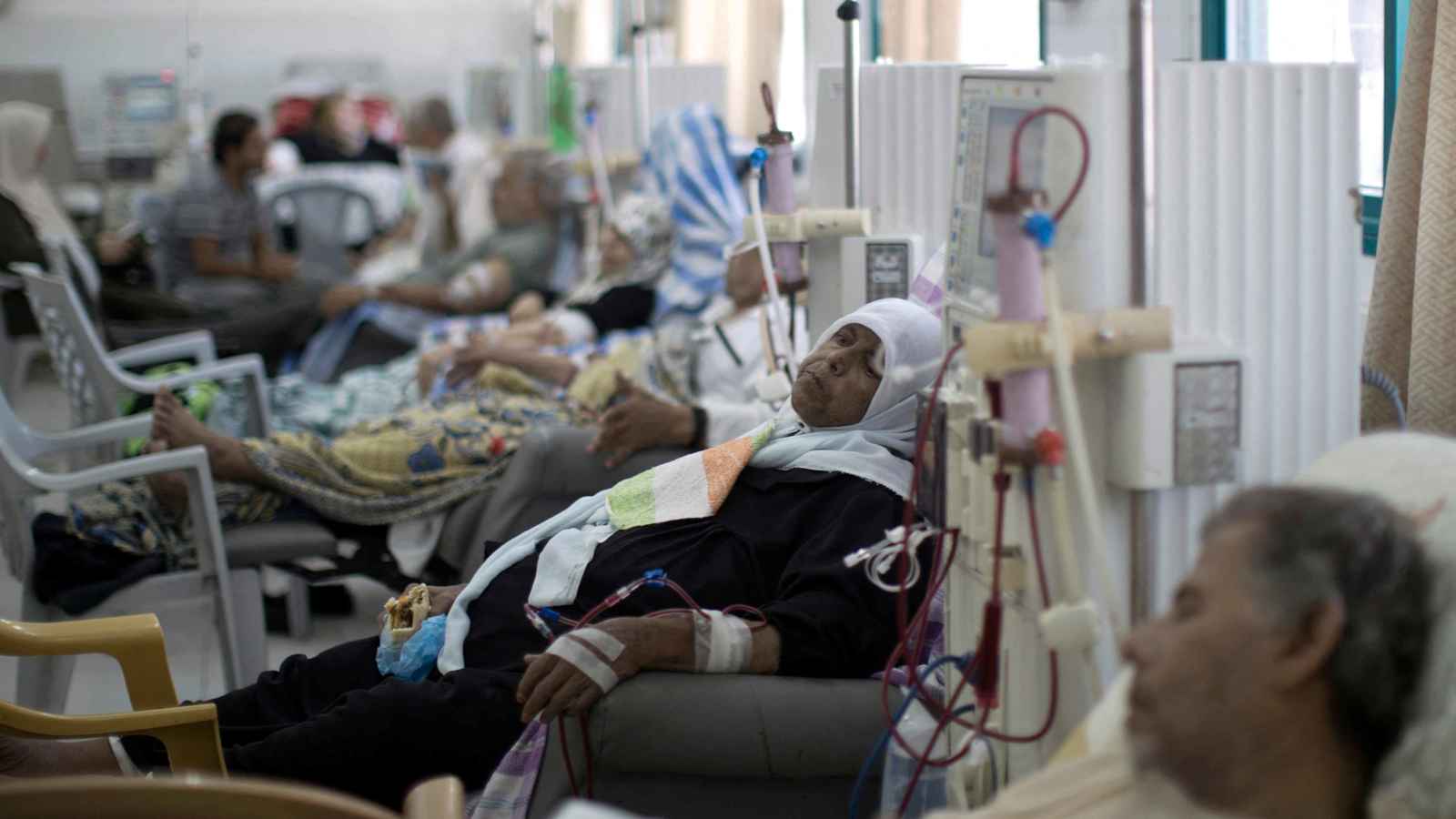 وسط شح الخدمات الطبية والمياه.. مرضى الكلى في غزة يواجهون الموت