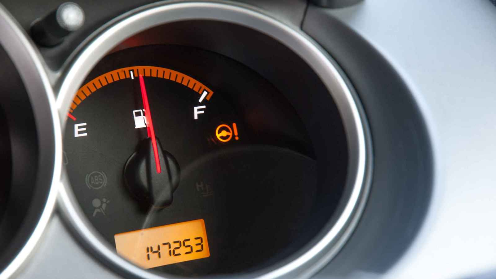 بقصد "التوفير".. عادة يومية تدمّر سيارتك