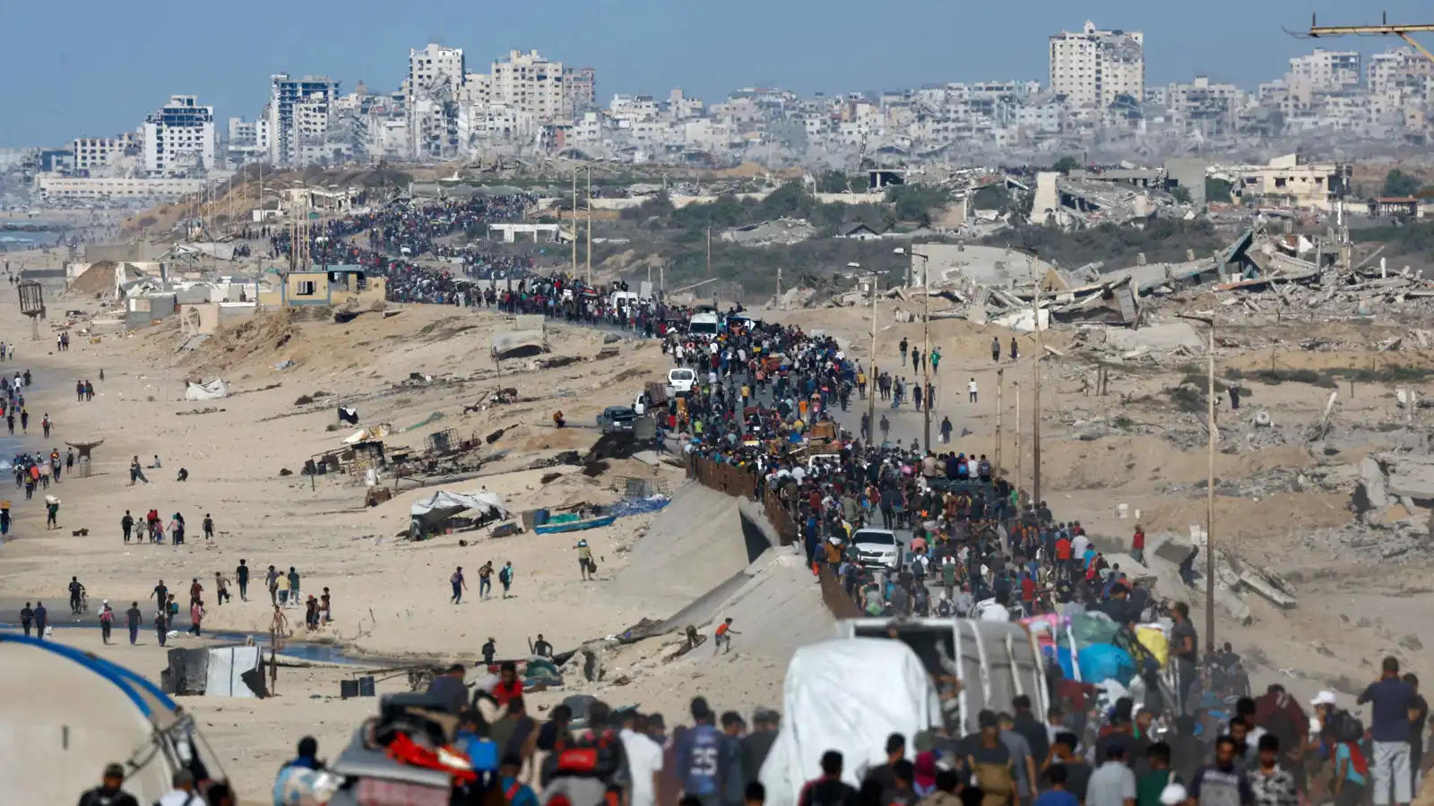 نازحون يعودون إلى غزة