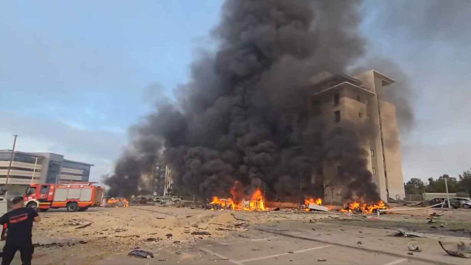 ضرب مقر مايكروسوفت.. صاروخ إيراني يسقط في بئر السبع بإسرائيل (فيديو)