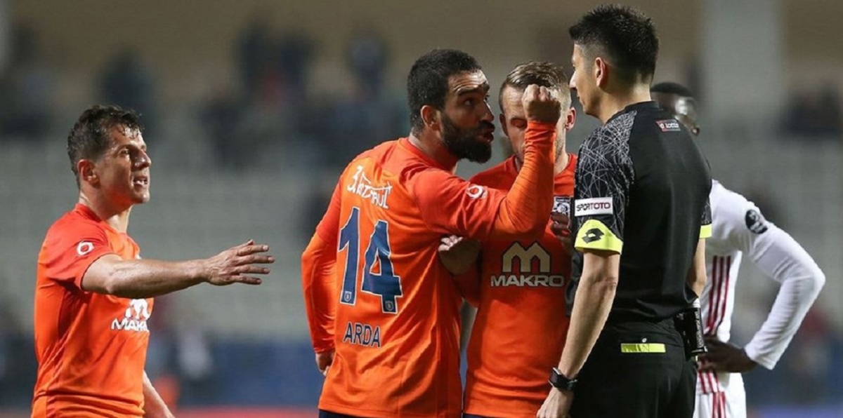 شاهد.. طرد أردا توران بسبب مهاجمة الحكم المساعد (فيديو وصور)