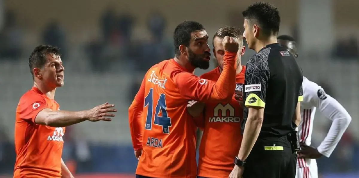 شاهد.. طرد أردا توران بسبب مهاجمة الحكم المساعد (فيديو وصور)