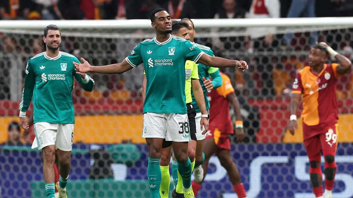 3 متهمين في خسارة ليفربول أمام غلطة سراي 