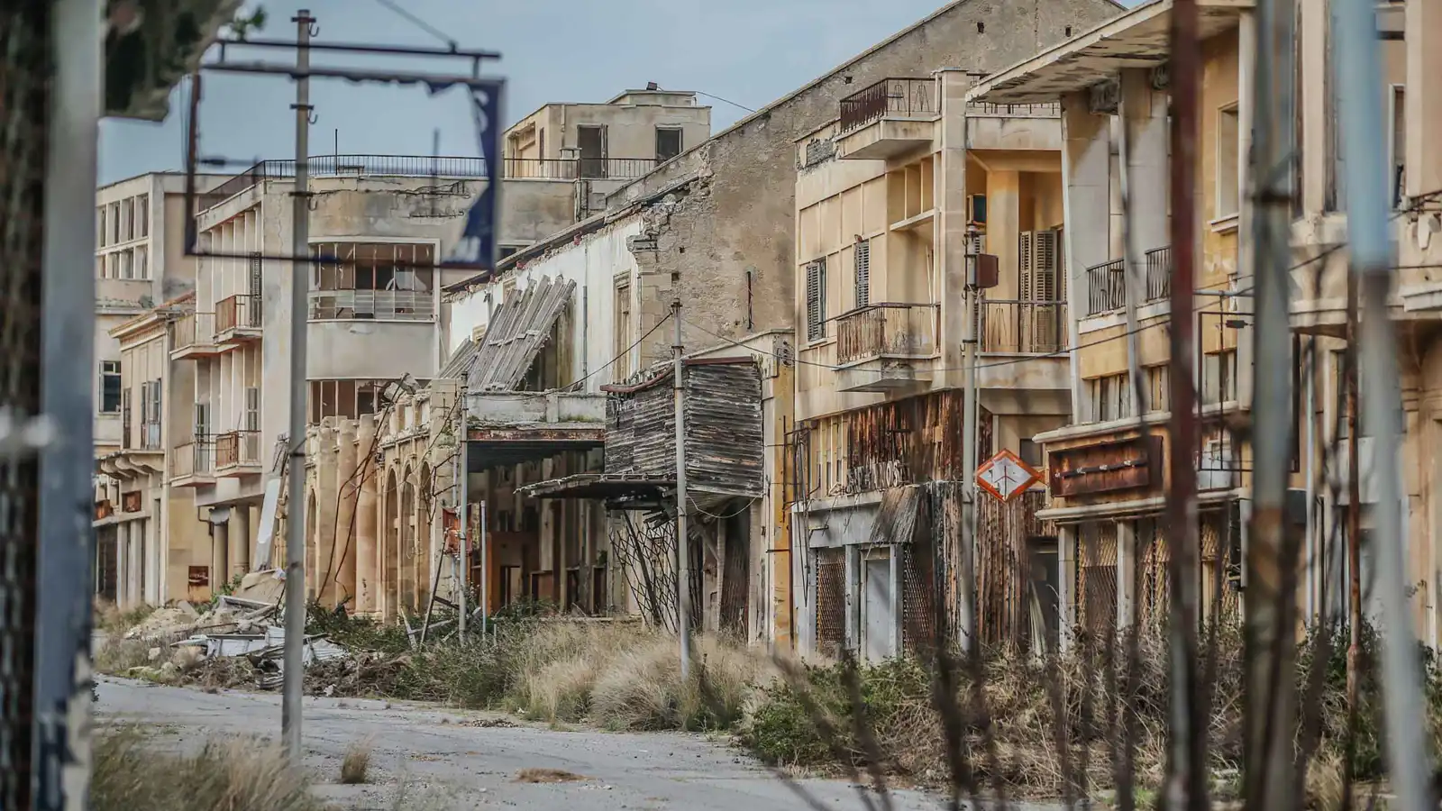 "فاروشا".. بلوغر سعودي يخوض مغامرة مثيرة في "مدينة أشباح" (فيديو)