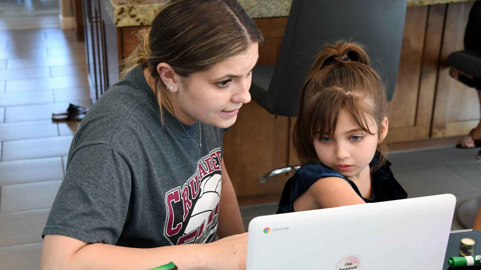 ميزة جديدة.. "غوغل" تتيح التحكم في الكمبيوتر بإيماءات الوجه