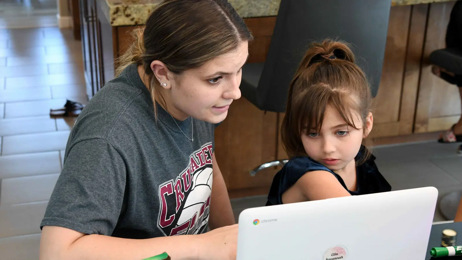 ميزة جديدة.. "غوغل" تتيح التحكم في الكمبيوتر بإيماءات الوجه