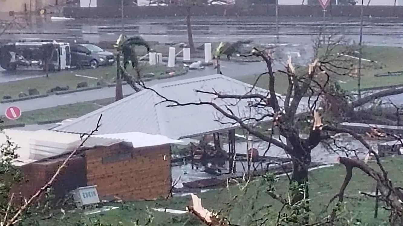 قتيلان و"أضرار هائلة".. الإعصار "شيدو" يشلّ أرخبيل مايوت الفرنسي