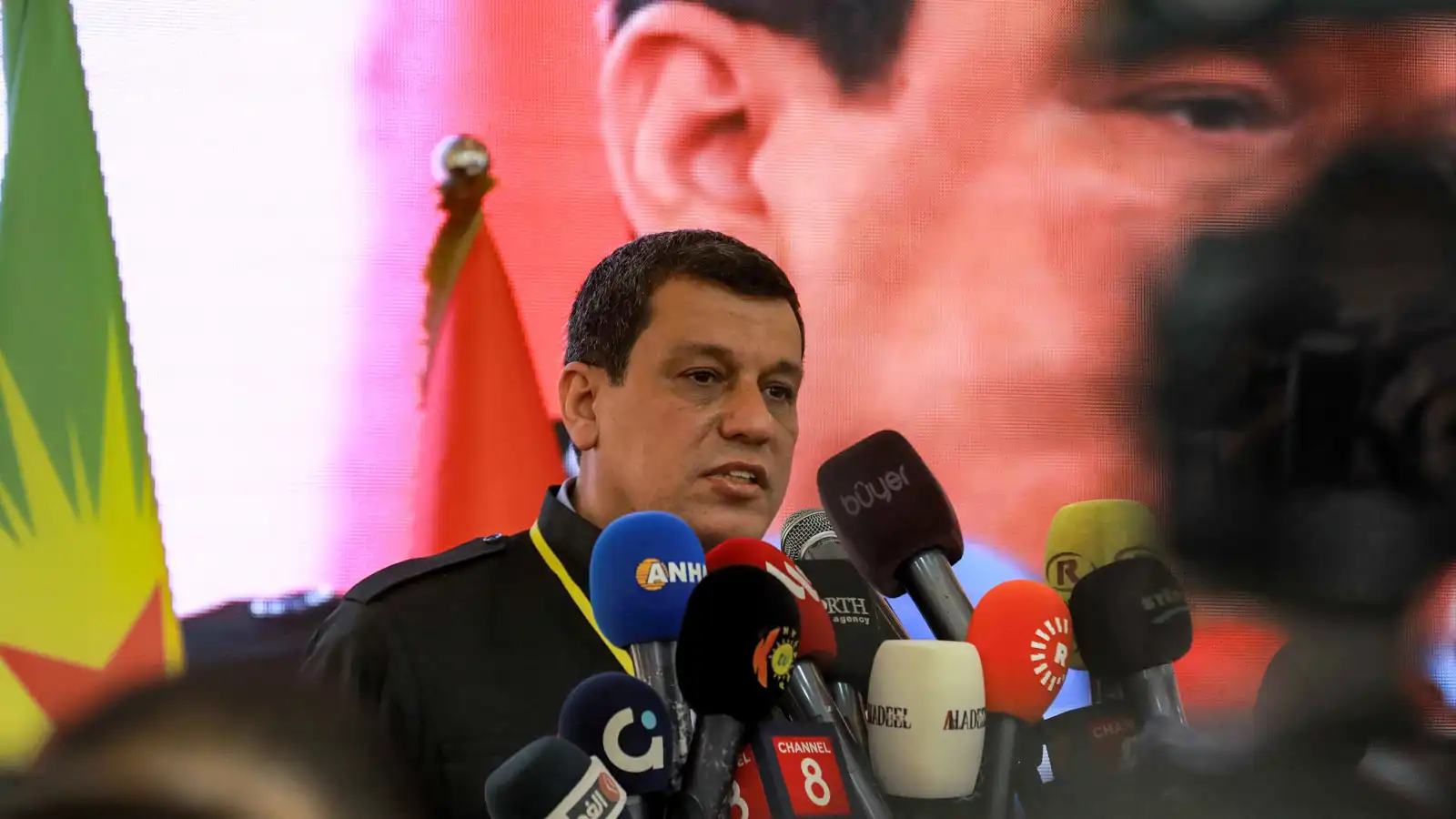 قائد "قسد": عقدنا لقاء بناءً ومثمراً مع باراك وكوبر في أربيل