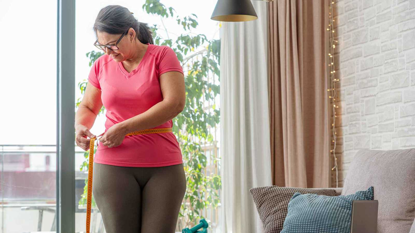 الدهون حول الخصر تزيد خطر الخرف بعد سن اليأس