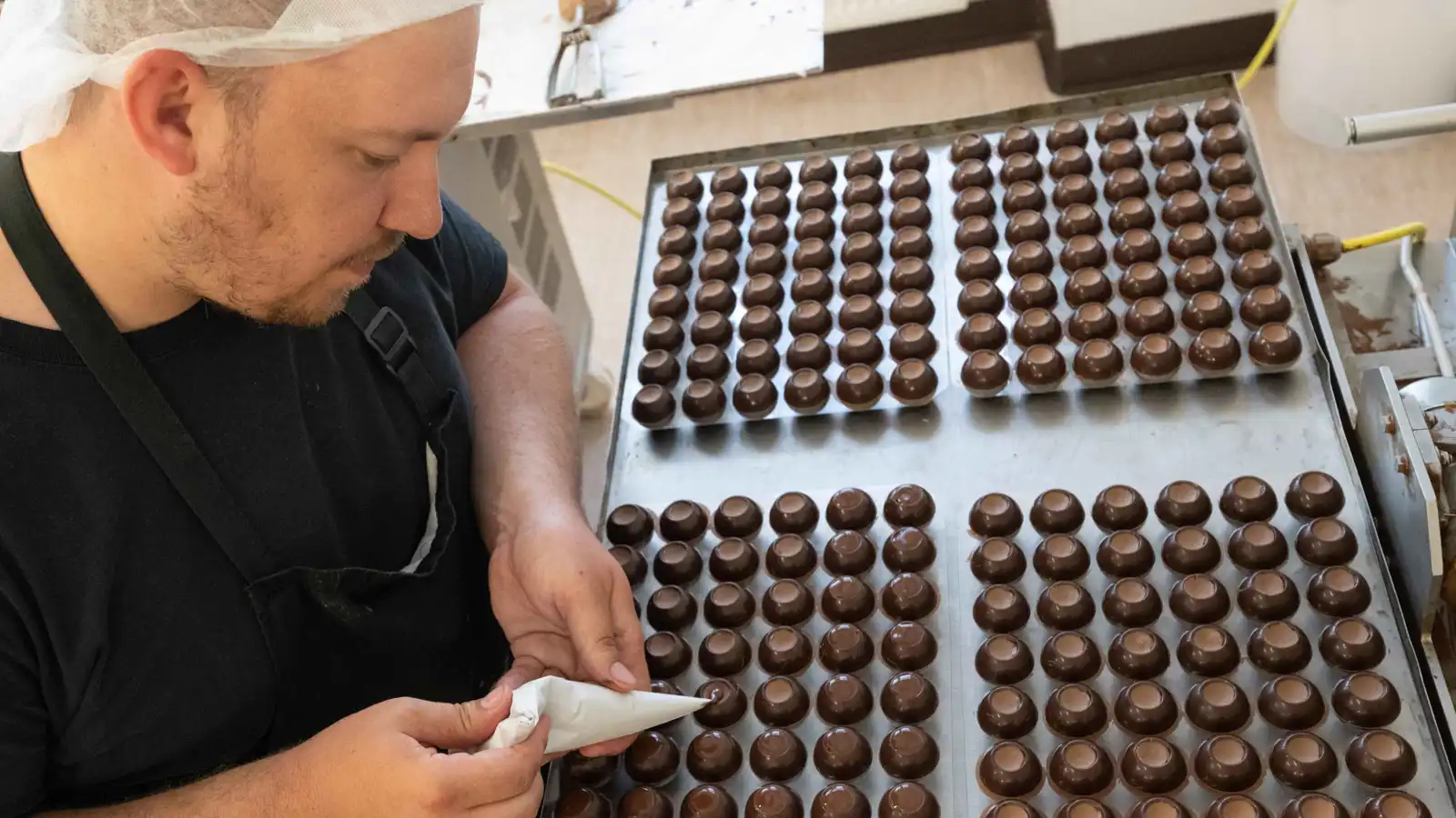 الثيوبرومين.. سر في الشوكولاتة الداكنة يُبطئ مظاهر الشيخوخة