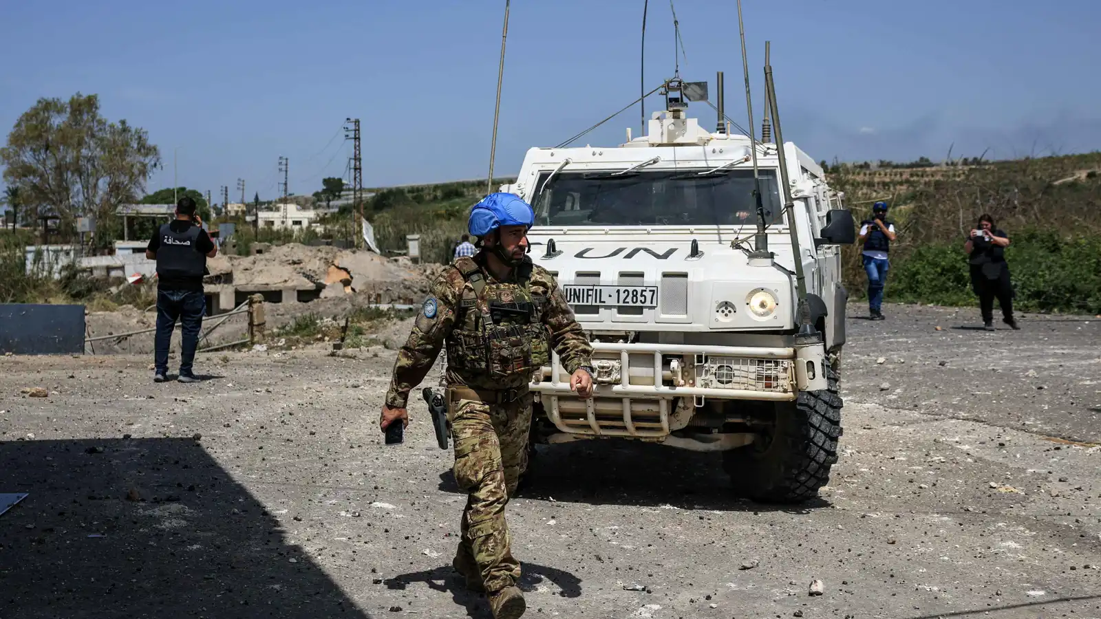 ماكرون يتهم حزب الله.. مقتل جندي فرنسي بهجوم على "اليونيفيل"