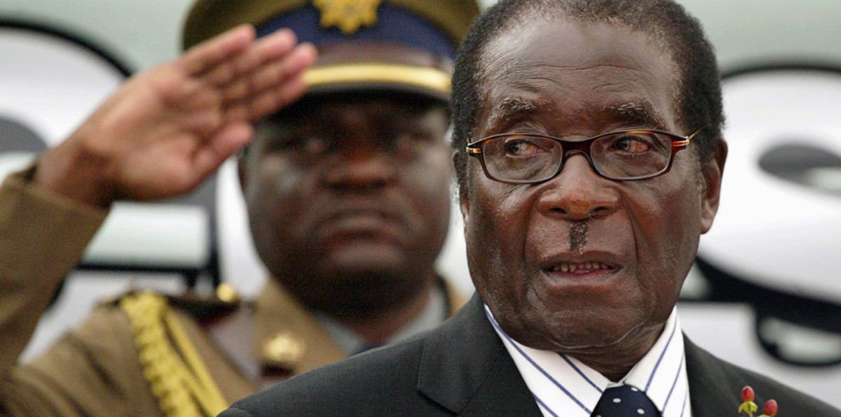 دفعة فورية وراتب مدى الحياة.. مكافآت مجزية لموغابي مقابل التخلي عن السلطة