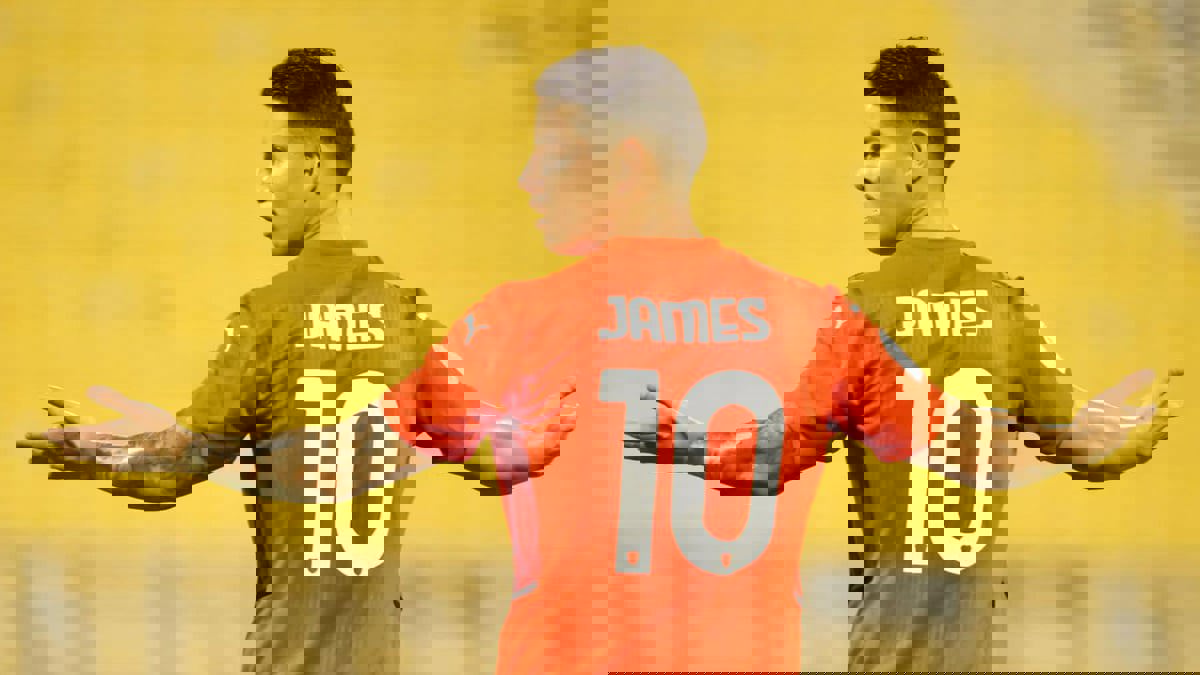 جيمس رودريغيز يعتدي على الحكم ويُطرد في مباراة الريان والعربي (فيديو)