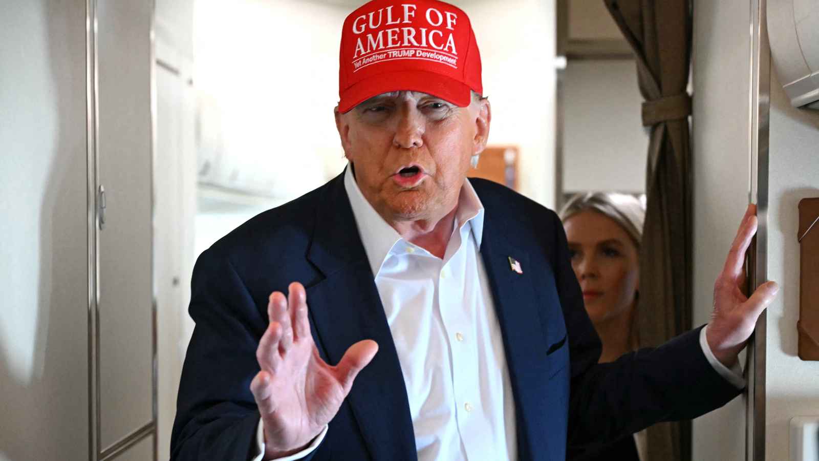 "فورين أفيرز": ترامب يعمل على تقويض الاستخبارات الأمريكية