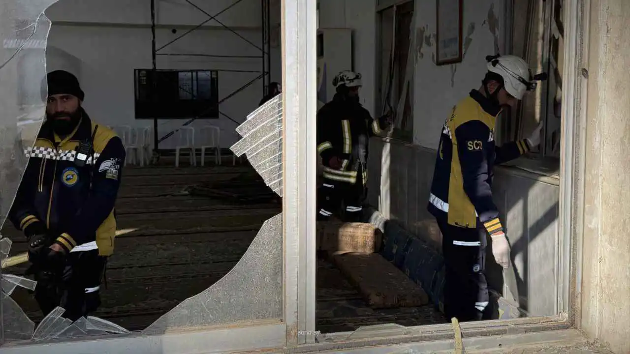 فرق أمنية سورية داخل المسجد