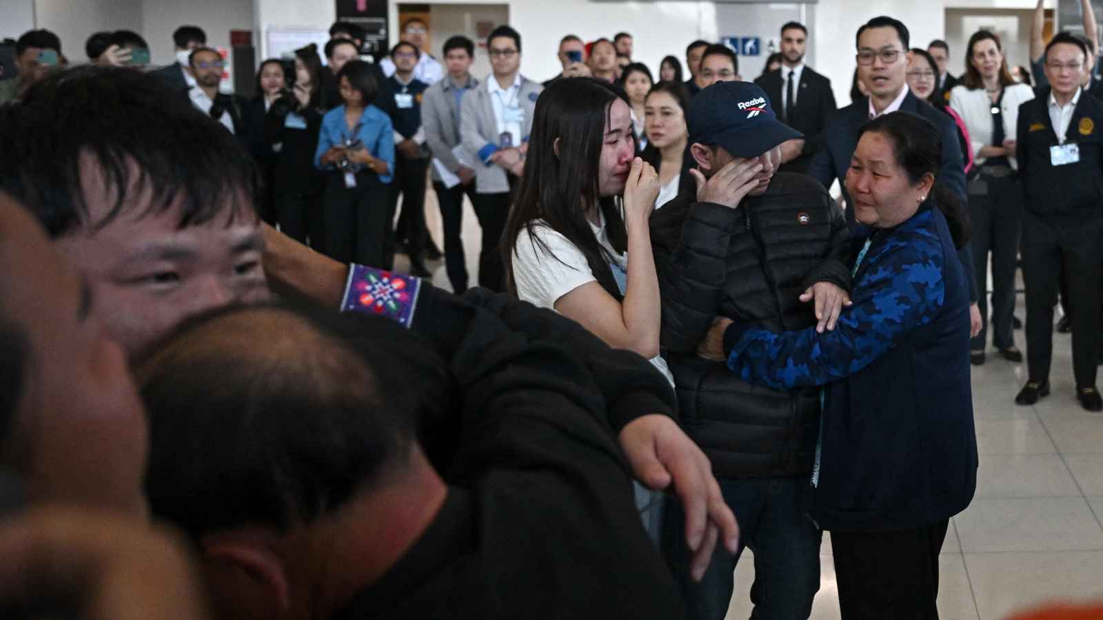 التايلانديون المفرج عنهم من غزة يصلون إلى بانكوك (صور)