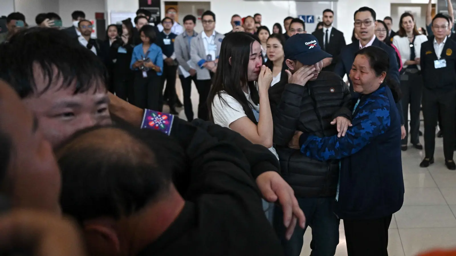 التايلانديون المفرج عنهم من غزة يصلون إلى بانكوك (صور)