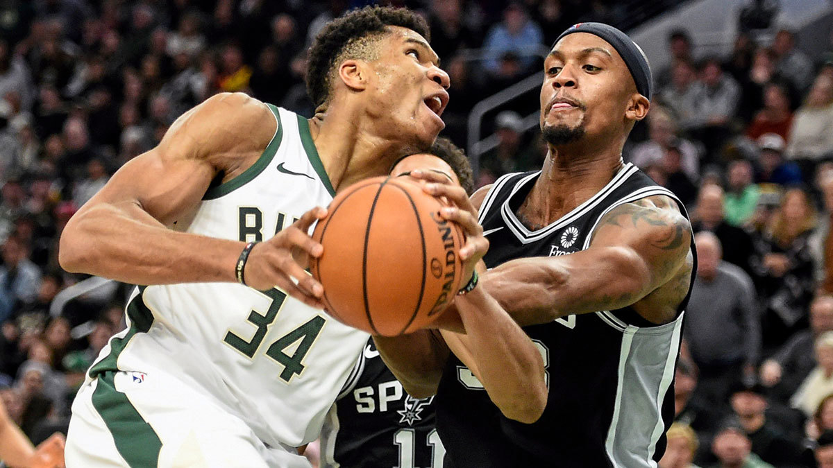 NBA.. أنتيتوكونمبو‭ ‬يقود باكس للفوز على سان أنطونيو في دوري السلة الأمريكي