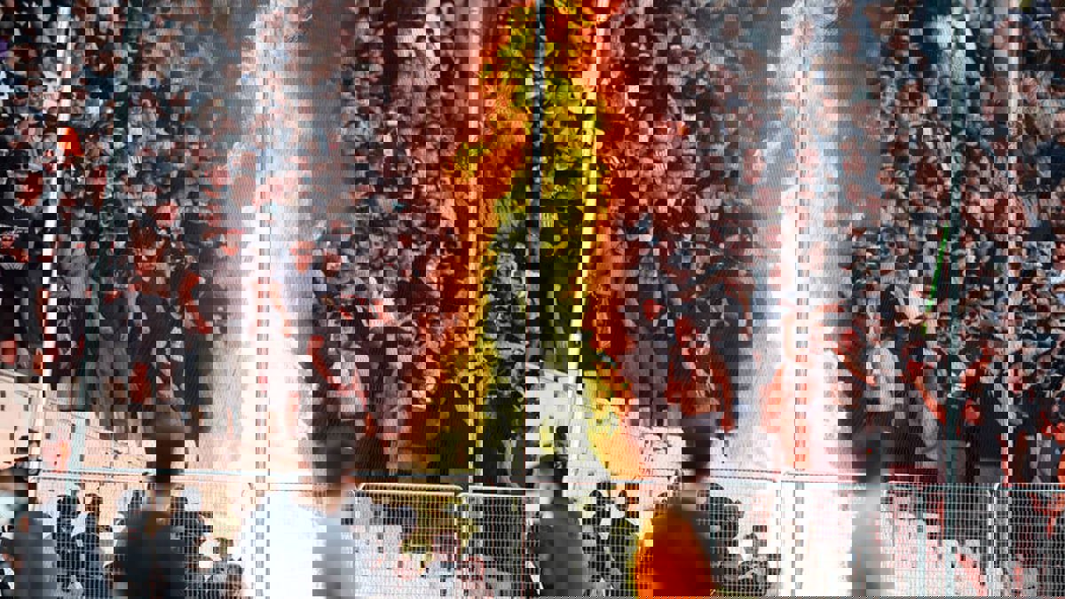 الجماهير تشتبك مع الشرطة قبل مباراة باناثينايكوس وباوك في نهائي كأس اليونان (فيديو)