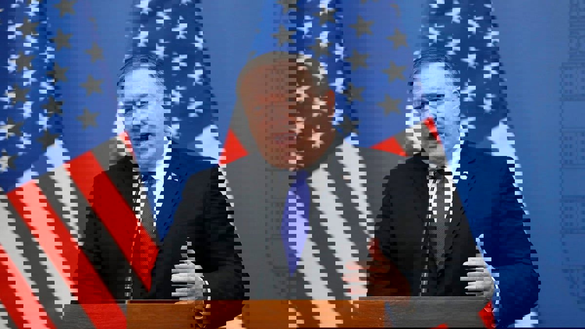 أكثر من 100 طلب شخصي.. تهم "خرق القواعد الأخلاقية" تلاحق بومبيو وزوجته