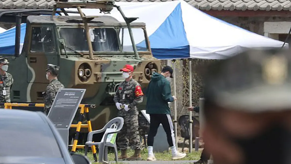 الصور الأولى لنجم توتنهام سون هيونغ بمعسكر الخدمة العسكرية في كوريا الجنوبية (فيديو)