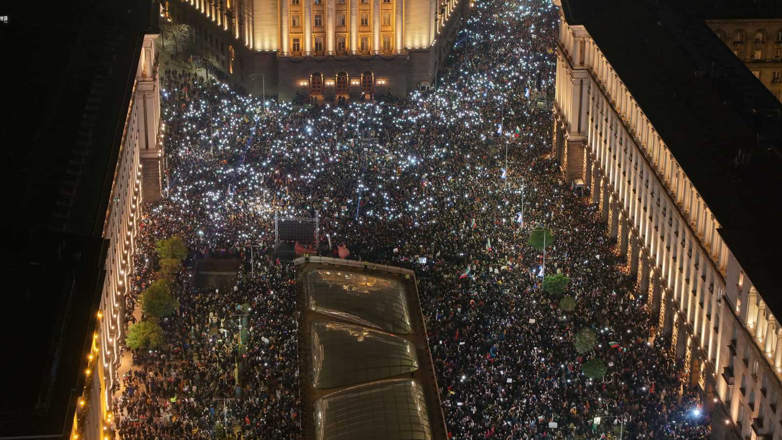 مظاهرات ضد الموازنة والفساد.. عشرات الآلاف يحاصرون البرلمان البلغاري (فيديو)