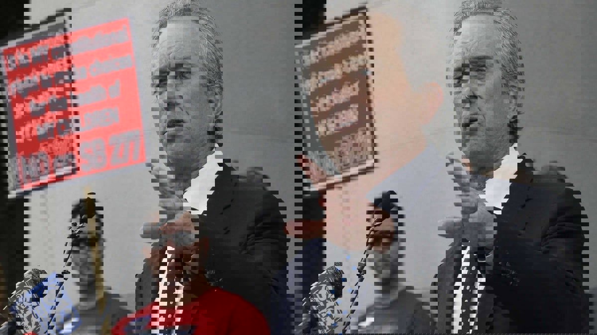  "يوتيوب" يزيل مقابلة لروبرت كينيدي جونيور تحدث فيها عن المتحولين جنسيًا