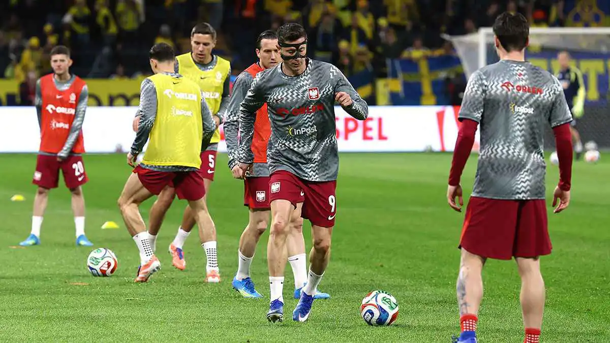 أول لاعب يعلن اعتزاله الدولي بعد الفشل في التأهل لكأس العالم